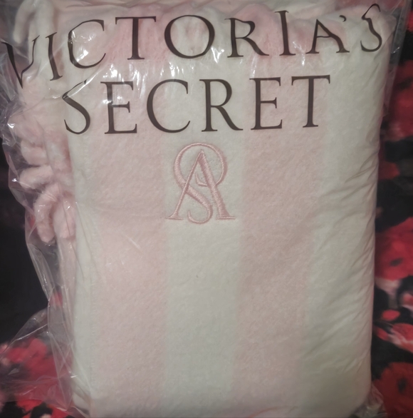 Victoria's Secret Cozy Blanket Scarf NWT - Picture 2 of 11